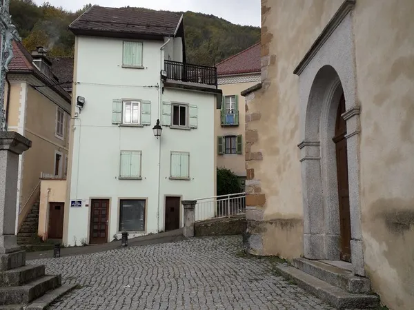 Maison de charme T4 avec terrasse, rénovée en 2024, au centre du village de Saint Firmin, calme, san