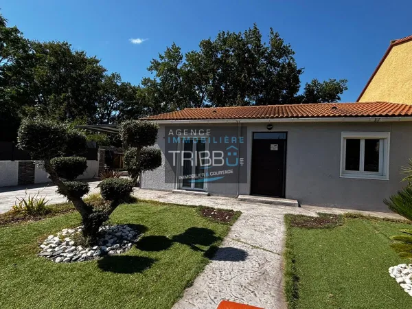 Villa 3 faces de plain pied avec 3 chambres et piscine