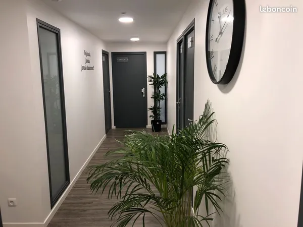 Bureau très propre dans un centre d'affaires
