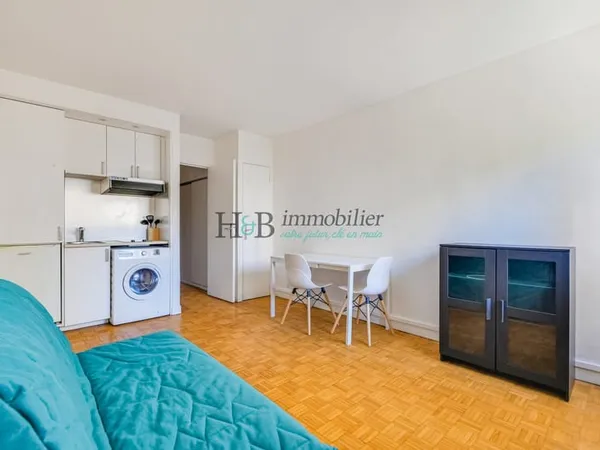 Studio en parfait état, lumineux avec vue dégagée, sans vis-