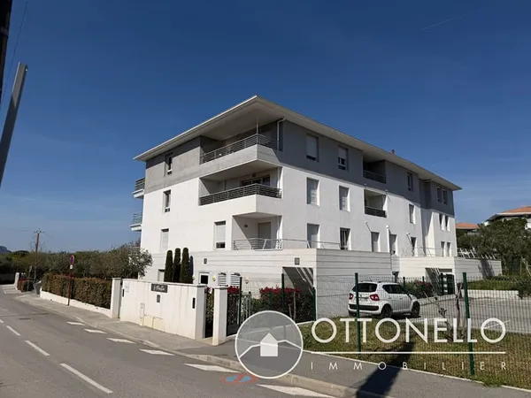 PUGET SUR ARGENS : Appartement récent 2 pièces avec terrasse et parking