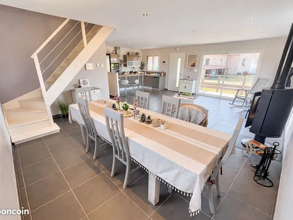 Maison Moderne de 2015 avec Terrasse en Bois