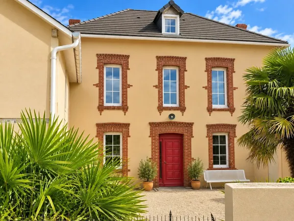 CHARME, CARACTÈRE ET CONFORT CONTEMPORAIN 210m² HABITABLES GARAGE 55m² dépendance 34m² jardin