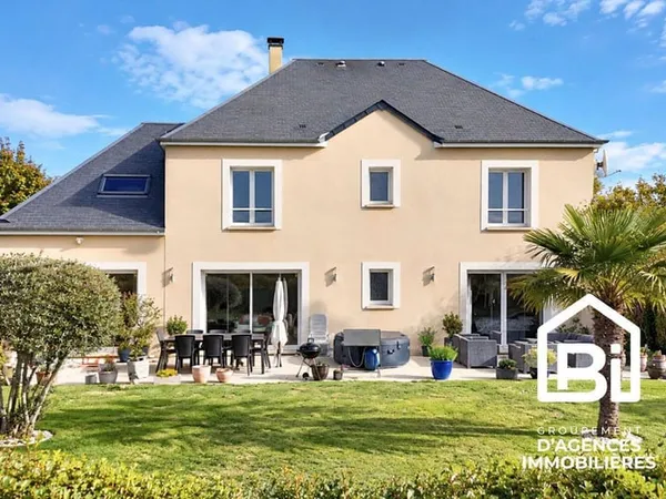 Maison 8 pièces 235 m²