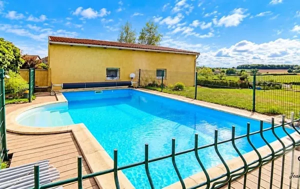 SANVIGNES-LES-MINES - ET SI VOUS AVIEZ L'IMPRESSION D'ÊTRE EN VACANCES TOUTE L'ANNÉE ?