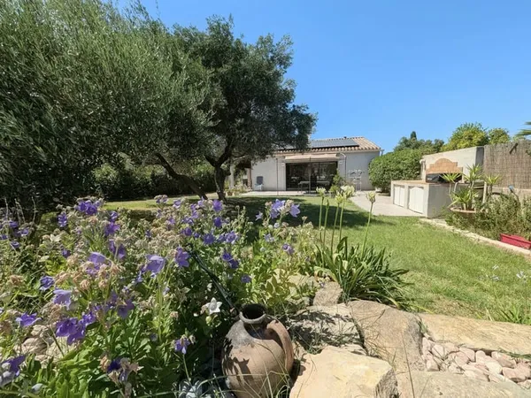 Villetelle Élégante villa de plain-pied rénovée avec piscine et magnifique terrain arboré de plus de