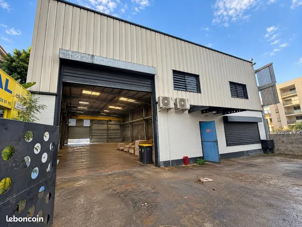 Local industriel 440 m²