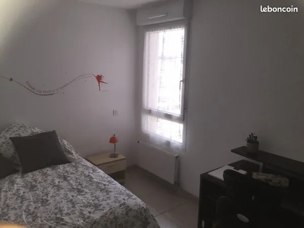 Chambre meublée