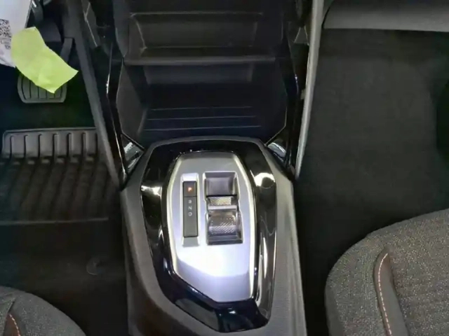 Peugeot 2008 hybrid 145 e-dcs6 — photo 14