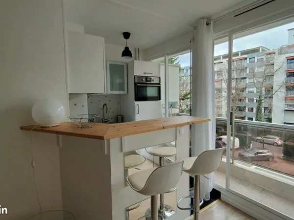 Studio 29 m² refait à neuf - Courbevoie - Balcon, cave