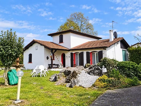 Maison familiale avec piscine couverte, véranda et double garag