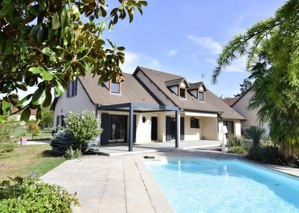 Maison 8 pièces 230 m²