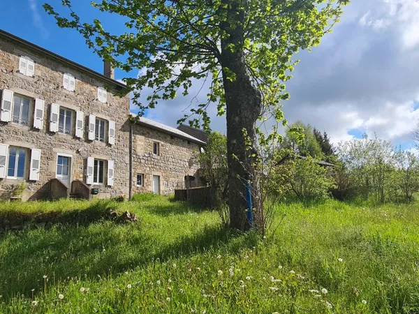 Maison en pierres de hameau avec terrain