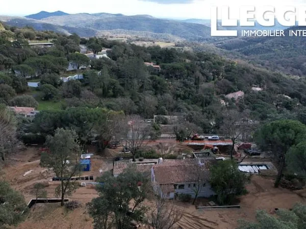 Terrain constructible et viabilisé, formant le lot 9, de 201 m², à La Garde Freinet, Golfe de Saint-