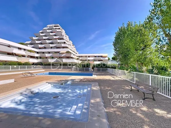 Beau T3 climatisé traversant avec cellier, parking dans résidence avec piscine ?????