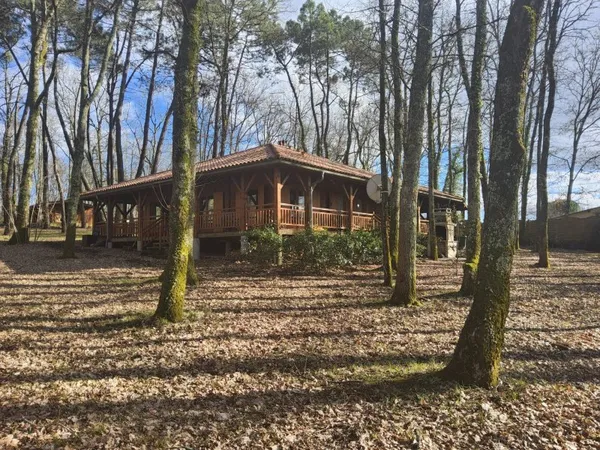 À DÉCOUVRIR : SUPERBE MAISON EN BOIS HAUT DE GAMME, AU CŒUR DE LA NATURE !