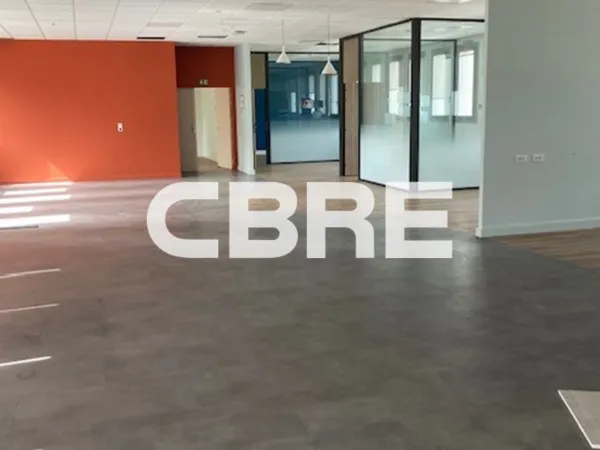 Local professionnel 1388 m²