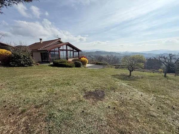 Maison avec grand terrain et vue