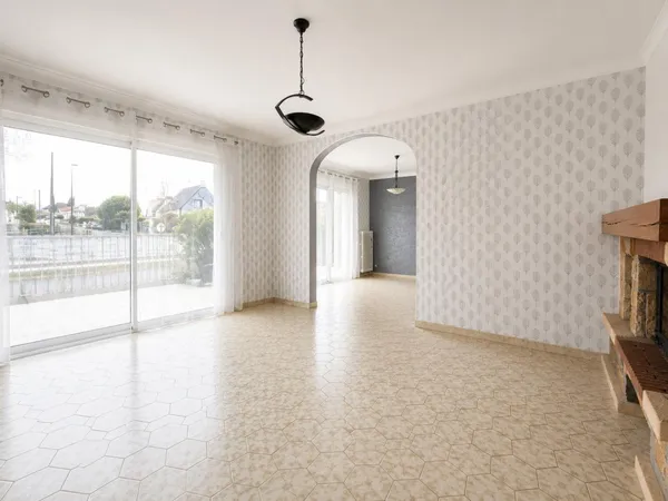 Maison non mitoyenne, 5 chambres et grand garage avec entrées indépendantes — un potentiel à exploit