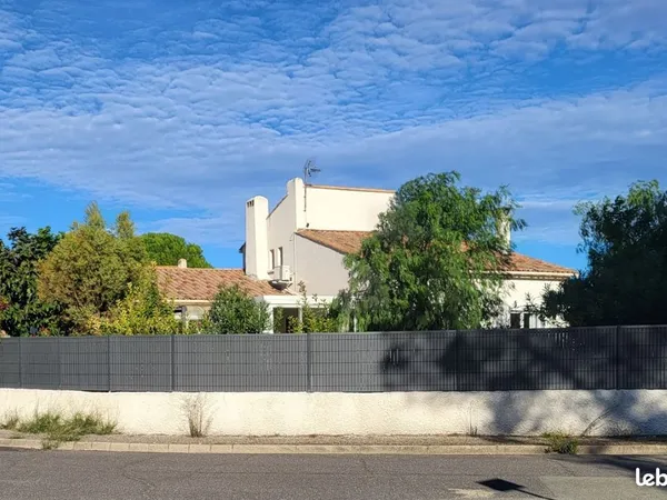 Villa 4 faces quartier calme