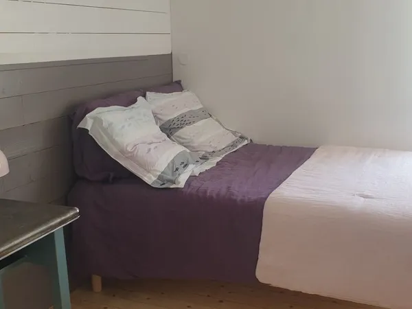 Chambre meublée chez l'habitant avec salle de bains et wc privatifs piece de vie et cuisine partagée