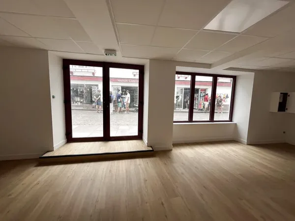 Local commercial rénové en centre ville