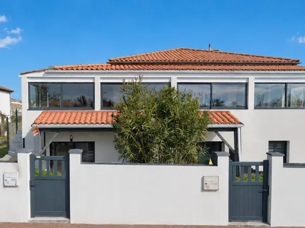 Située à Saint-Sulpice-de-Royan (17200), cette maison se démarque par son emplacement idéal,