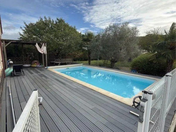 Belle maison plain-pied de 100 m² avec piscine, garage et grand séjour lumineux