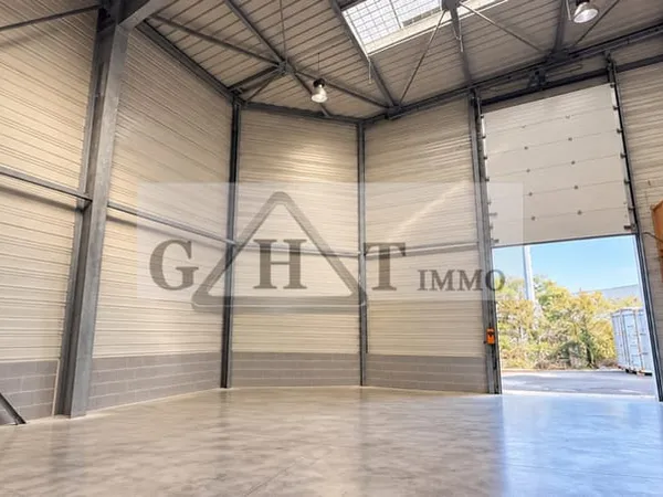 ENTREPOT - BUREAU DE 366 M² À LOUER