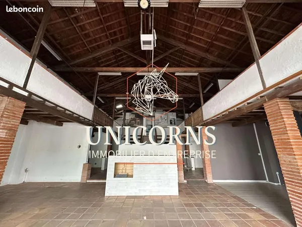 Local commercial 584 m²