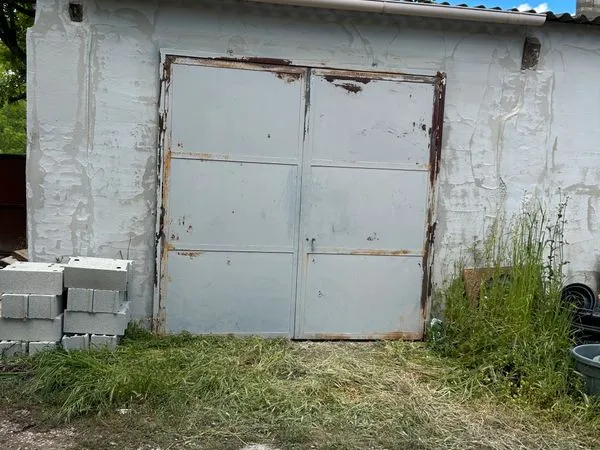 Entrepôt /hangar et terrain de stockage