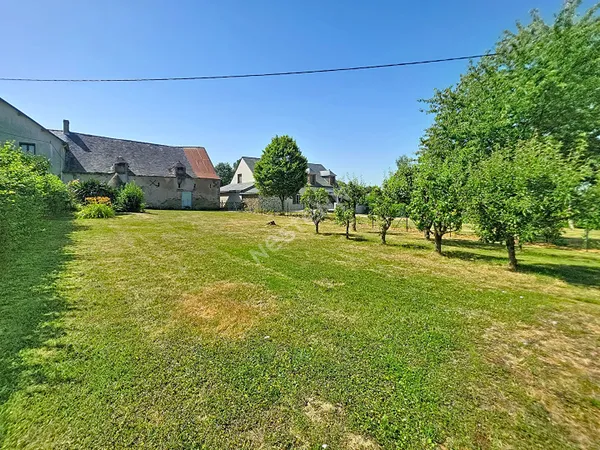 Dépendance en pierres à réhabiliter, jardin, puits