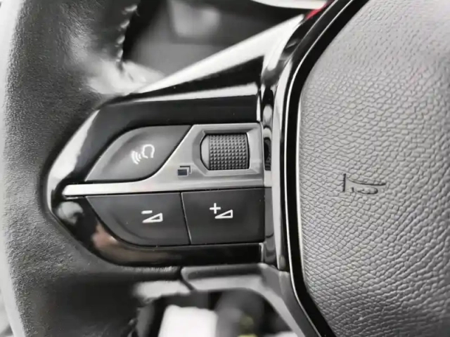 Peugeot 2008 puretech 100 s&amp;s bvm6 allure — photo 19