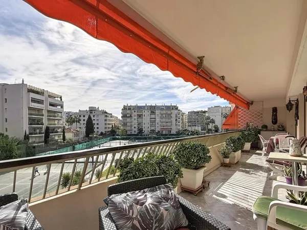 CANNES CENTRE - 3 PIÈCES AVEC TERRASSE PARKING ET CAVE