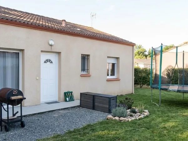 Maison récente avec jardin clos