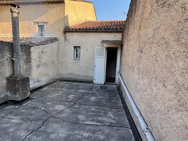 Maison de ville à rénover avec parking privatif