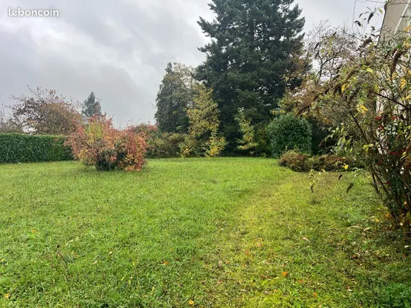 Terrain constructible de 400 mètres carrés environnement agréable