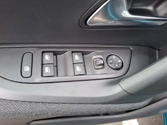 Peugeot 2008 hybrid 110 e-dcs6 — photo 38