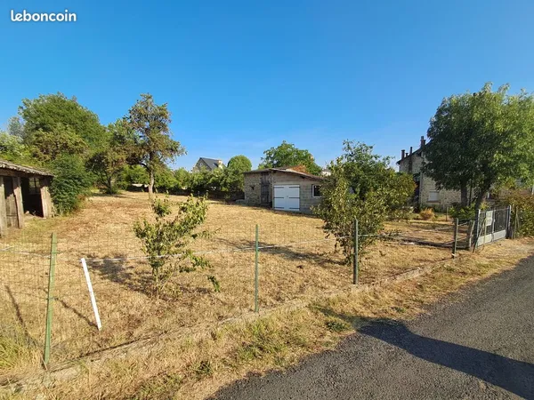 Terrain constructible de 1 450 m² clos et arboré en plein coeur de Laissac