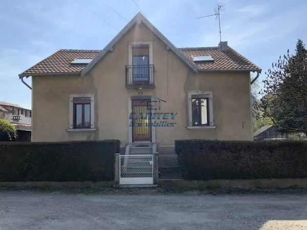 LURE (70200) - Agréable maison de ville sur 3,60 ares de terrain