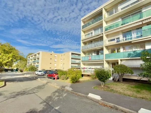 GARE RER BRAS DE FER à 2 MINUTES - APPARTEMENT 3 PIÈCES, BALCON, CAVE et PARKING