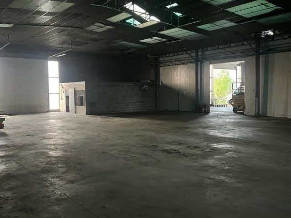 À VENDRE - LOCAL COMMERCIAL DE STOCKAGE tv DE 1 800 m² À CHÂTELLERAULT