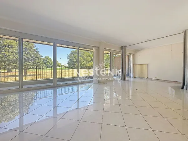 Appartement 3 pièces à vendre au golf du Coudray Montceaux - cave et place de parking, résidence séc