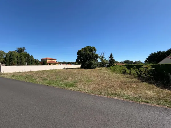 Terrain constructible et divisible de 1631m²