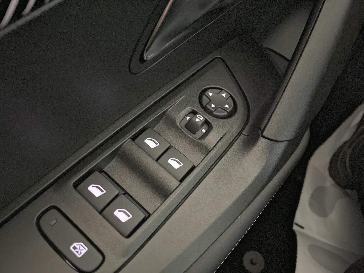 Peugeot 2008 hybrid 145 ch e-dcs6 allure — photo 20