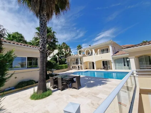 Villa 15 pièces 300 m²