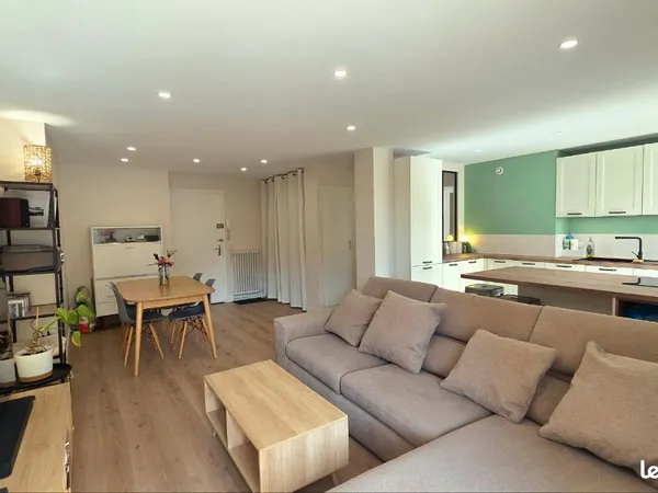 ​À Vendre : Superbe T3 de 67 m² entièrement rénové avec balcon filant, cave et parking - Annecy Cent