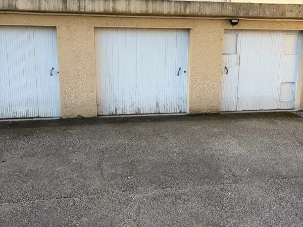 Garage fermé à louer