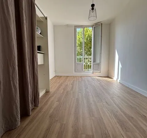 Studio en dernier étage avec balcon au centre ville de Hyères face au casino de jeux