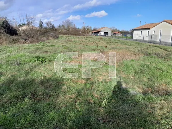 ref9118. Beau terrain constructible à Mirebeau de 1400 m2 parti
